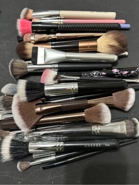 33 Makeup Brushes - Face & Eyes